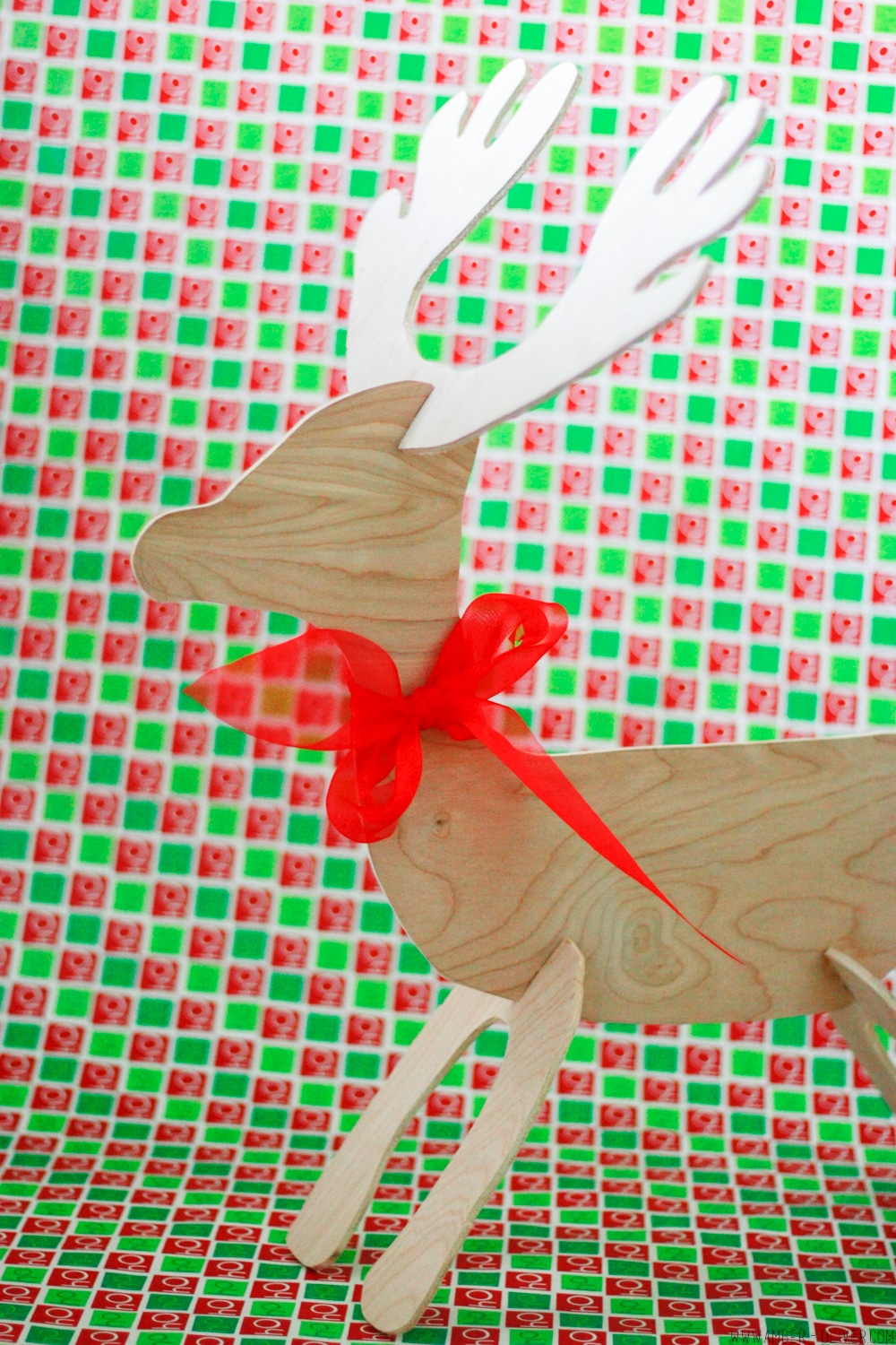 DIY Reindeer cut out - how to use the scroll saw. Video and free printable! 