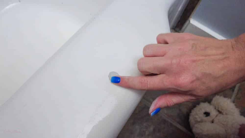 how to repair chipped bathtub