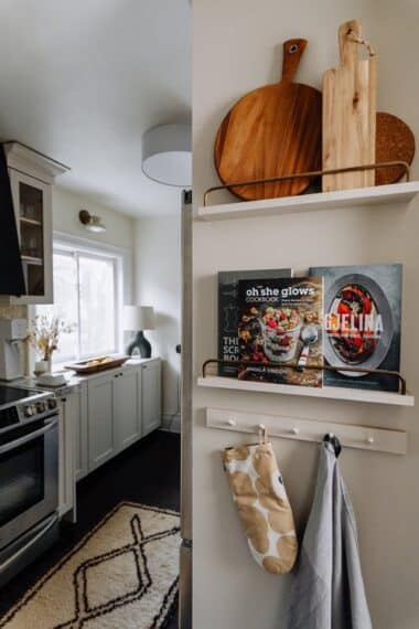 How to Decorate Floating Shelves in the Kitchen