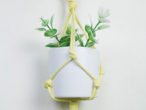diy macrame plant holder close up pic